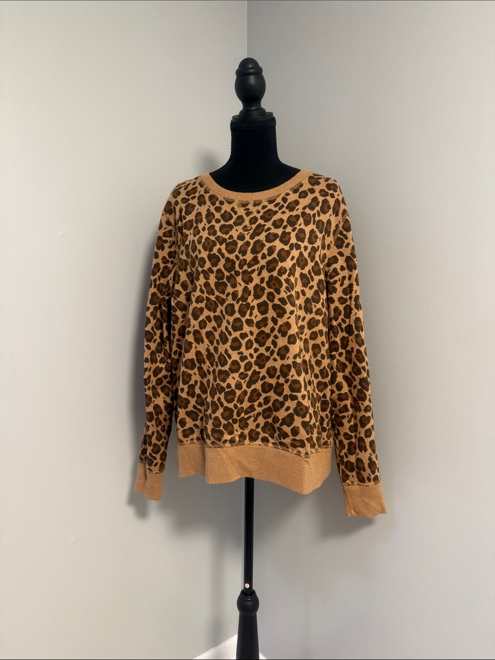 Amazon Essentials Leopard Print Pullover Sweatshirt - Camel & Dark Brown